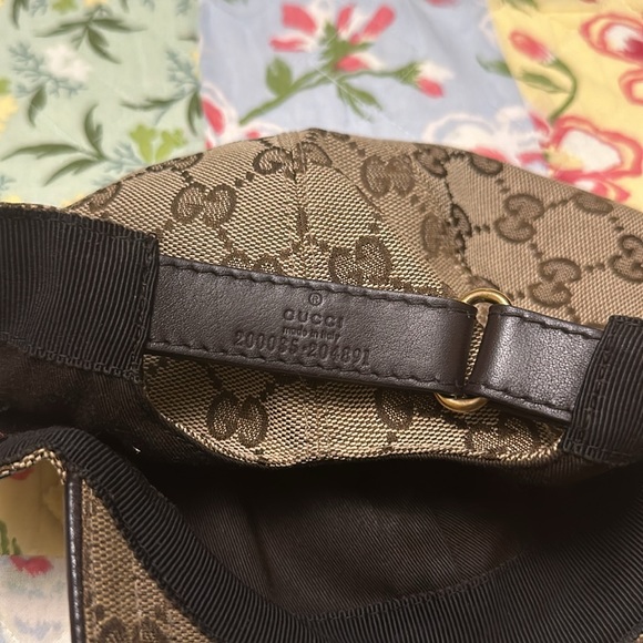 Gucci hat used two time signs shows on the inside from usage - Picture 7 of 11